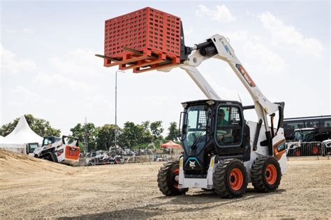 lifting boom to get to the battery on skid steer|battery for new holland skid steer.